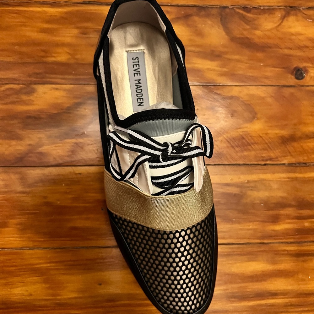 Steve Madden Artic sneaker new in box size 11 women but unisex